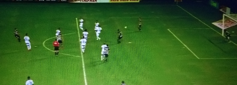 Juiz anula gol após cobrança de escanteio inusitada na Escócia